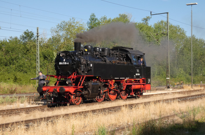 64&nbsp;518 beim Umsetzen im Bahnhof Amstetten, nachdem sie den leeren UEF-Zug hierher auf die hinteren Gleise gebracht hat, um 9:10h am 14.07.2024