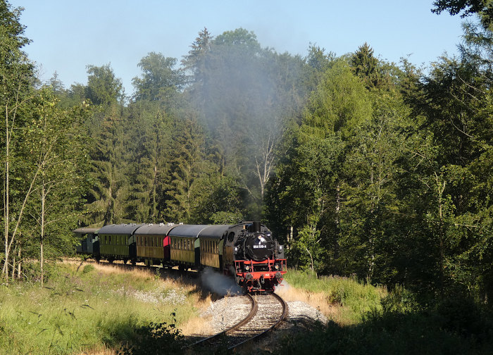 64&nbsp;518 mit UEF-Zug Amstetten-Gerstetten im Wald hinter Amstetten, um 9:40h am 14.07.2024