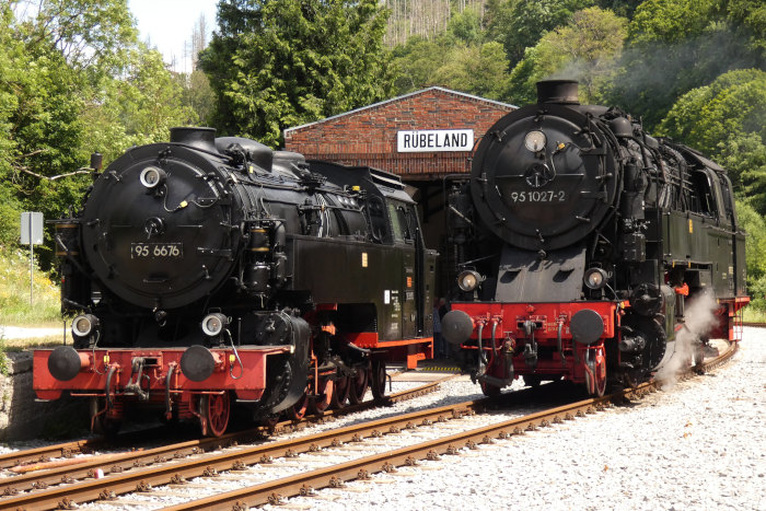 95&nbsp;027 neben 99&nbsp;6676 vor dem Lokschuppen in Rübeland, um 14:40h am 06.07.2024
