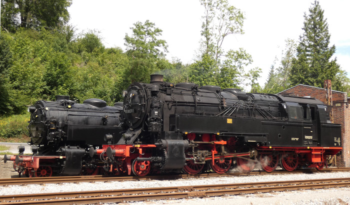 95&nbsp;027 neben 99&nbsp;6676 vor dem Lokschuppen in Rübeland, um 14:40h am 06.07.2024
