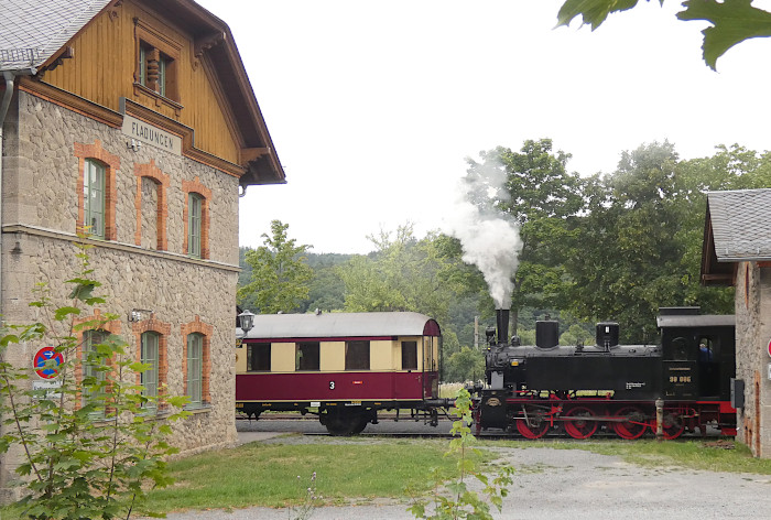 98&nbsp;886 im Bahnhof Fladungen, um 9:00h am 03.08.2025