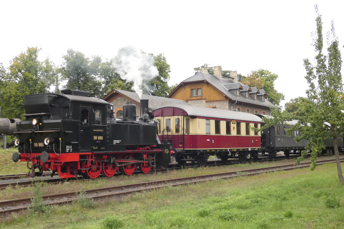 98&nbsp;886 wartet vorm Zug Richtung Mellrichstadt im Bahnhof Fladungen auf Abfahrt, um 9:05h am 03.08.2025