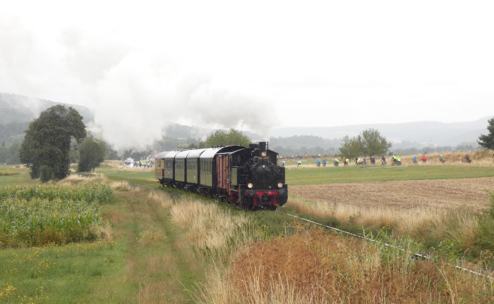 98&nbsp;886 wartet vorm Zug Richtung Mellrichstadt im Bahnhof Fladungen auf Abfahrt, um 9:05h am 03.08.2025