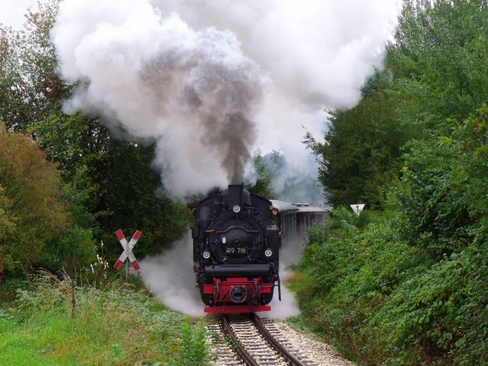 99 716 mit Zug Ochsenhausen→Warthausen ebenfalls hinter Reistetten, in der oberen Kurve aus dem Rottum-Tal heraus, um 16:36h am 18.09.2011