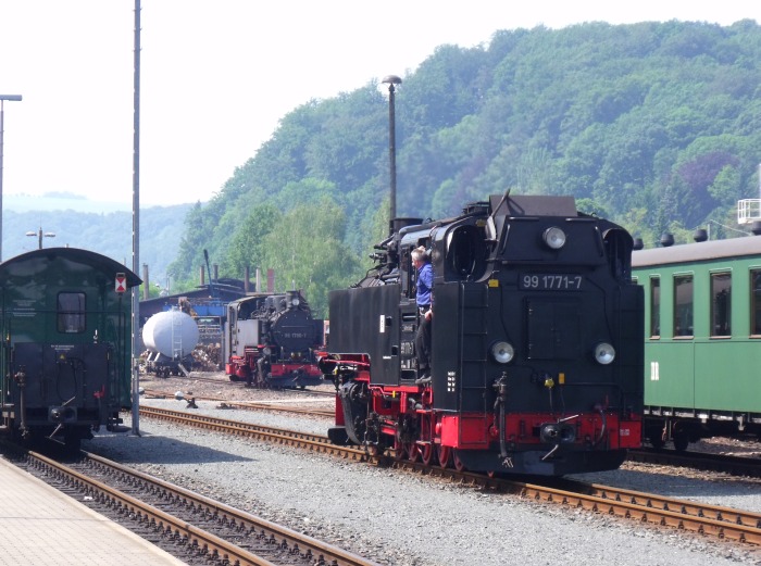 99 1771 ist soeben mit P 5003 in Freital‑Hainsberg eingetroffen und setzt nun um ins Betriebswerk, dabei fährt sie an der „kalt“ im Betriebsgelände abgestellten 99 1790 vorbei, um 11.26h am 10.06.2014