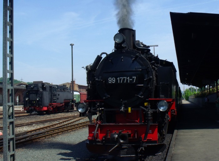 99 1771 vor dem P 5006, mit dem ich dann mitfuhr, am Bahnsteig in Freital‑Hainsberg, um 12:06h am 10.06.2014