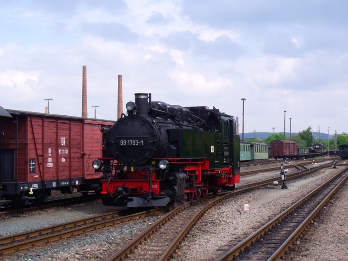 99 1793 ist soeben mit P 5002 hier eingetroffen fährt nun in Richtung Bw, Schmalspur-Bahnhof Freital‑Hainsberg, um 11:30h am 15.05.2017