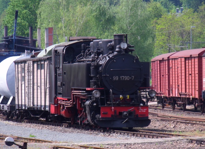 99 1790 fotogen vor Dienstwagen beim Betriebswerk Freital‑Hainsberg abgestellt, um 11:30h am 15.05.2017
