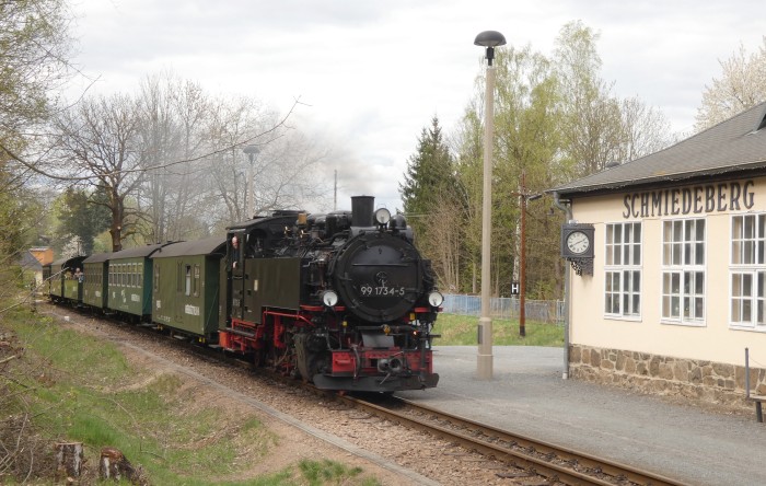 99&nbsp;1734 mit P&nbsp;5002 einfahrend in Schmiedeberg, um 14:45h am 22.04.2025