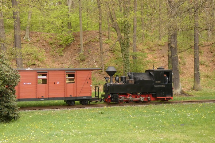 99&nbsp;3317&nbsp;Tv mit erstem Zug am Ostermontag abwärts rollend vor Einfahrt Bad Muskau am Parkrand nahe der Bautzener Straße, um 10:16h am 21.04.2025