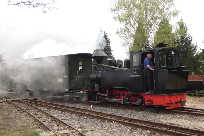 99&nbsp;3312 Tv stellt dann anschließend auch die Wagen für den ersten Zug Richtung Kromlau bereit, um 9:28h, natürlich auch am 18.04.2025