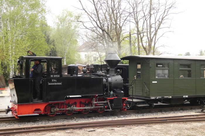 99&nbsp;3312&nbsp;Tv vor dem Zug nach Kromlau von der anderen Seite aus fotografiert, um 9:31h am 18.04.2025