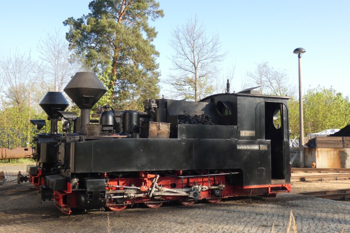 99&nbsp;3317 und dahinter 99&nbsp;3315 vor dem Lokomotivschuppen der WEM in Weißwasser, um 8:20h am 20.04.2025