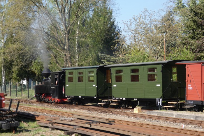 Abschließend werden von 99&nbsp;3317 zwei grüne Personenwagen vor den Güterwagen auf dem äußersten Abstellgleis gestellt, um 9:38h am 20.04.2025