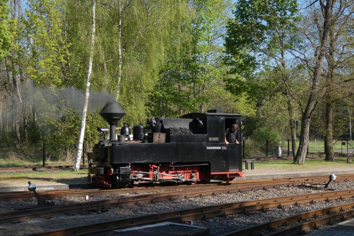 Dann endlich fährt 99&nbsp;3317 wieder vor auf dem Nordende des Bahnhofs Teichtraße, um vor den Personenzug nach Muskau gekuppelt zu werden, um 9:43h am 20.04.2025