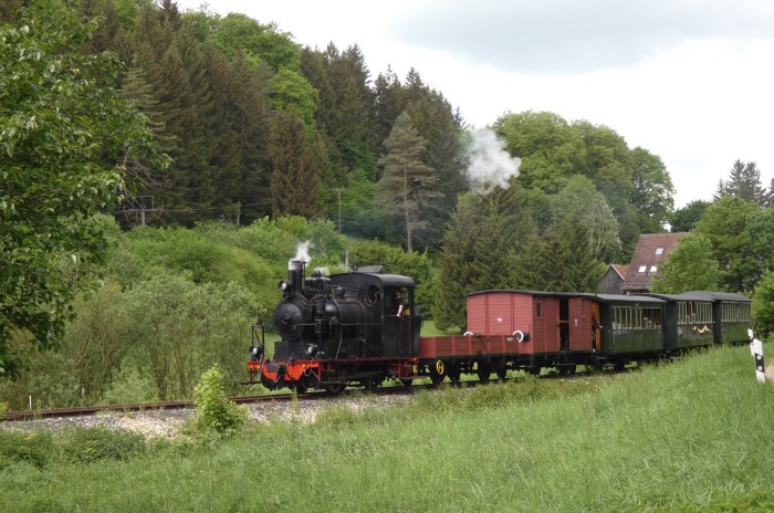 W.N.12 mit P1 von Neresheim nun inzwischen nicht nur bis Sägmühle, sondern weiter bis Katzenstein fahrend, an der Brücke über die Egau und nahe der Landstraße hinter Steinmühle, um 11:25h am 19.05.2024