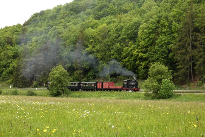W.N.12 mit P3 Neresheim&rarr;Katzenstein an der großen Frühlingswiese im Egautal kurz hinter Abfahrt Steinmühle, um 13:24h am 19.05.2024