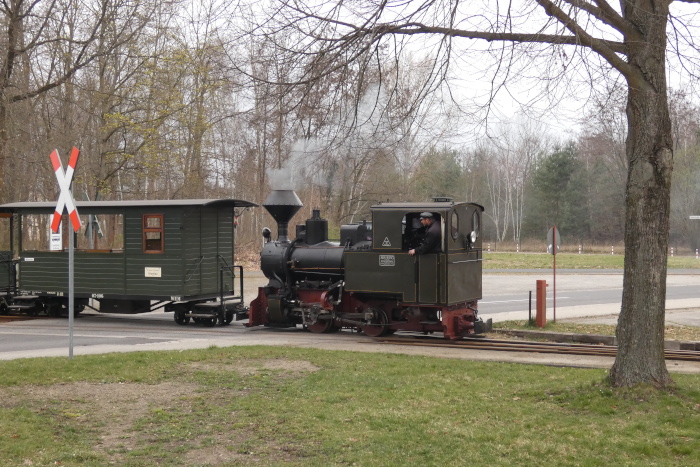 Lok&nbsp;HILAX schiebt die (noch leeren) Wagen für den Zug Richtung Kromlau auf das Bahnsteiggleis, am nördlichen Bahnübergang Bhf. Weißwasser um 9:35h am 03.04.2026