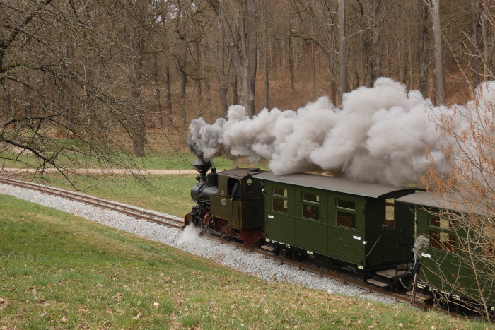 Lok&nbsp;HILAX&nbsp; mit Zug Bad Muskau&rarr;Weißwasser an der Obstbaumwiese, um 12:15h am 03.04.2026
