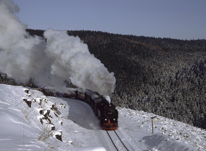 99 247 mit Zug 8907 am Drängetal vor Drei Annen, am 30.01.1993