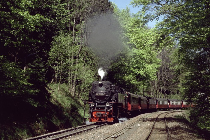 99 7240 durchfährt mit Zug 8903 den Kreuzungsbahnhof Drängetal, am 12.05.2001