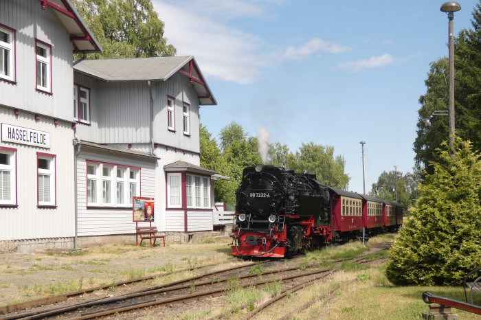 Im Sommer-Juli 2025 ist 99&nbsp;7232&nbsp; auch mal Stammlokomotive im Selketal, hier trifft sie mit dem 8962 von Eisfelder Talmühle kommend in Hasselfelde ein, um 14:59h am 10.07.2025