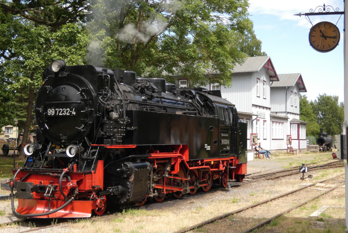 99&nbsp;7232&nbsp; ist vom Zug abgekuppelt, vorgezogen und erhält erst mal vor dem Umsetzen ans andere Zugende in Hasselfelde Wasser, fotografiert um 15:04h am 10.07.2025