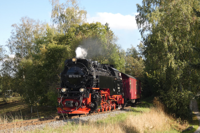 99&nbsp;7232 mit Zug 8962 von Eisfelder Talmühle kommend kurz vor Hasselfelde am &bdquo;Landgraben&ldquo;-Bahnübergang, um 14:58h am 02.10.2025