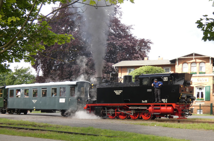 Lok&nbsp;11&nbsp;Tv mit dem Himmelfahrt-Feiertags-Infozug nach Hettstedt-Kupferkammerhütte direkt hinter der Ausfahrt Benndorf am Bahnübergang der Klostermannsfelder Hauptstraße,um 10:06h am 29.05.2025