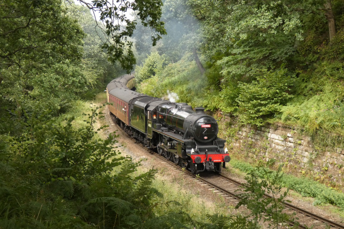 Black Five 44806 mit Zug von Whitby nach Pickering bei Beck Hole in der Kurve vor der alten Straßen-Steinbrücke, um 13:41h am 27.08.2024