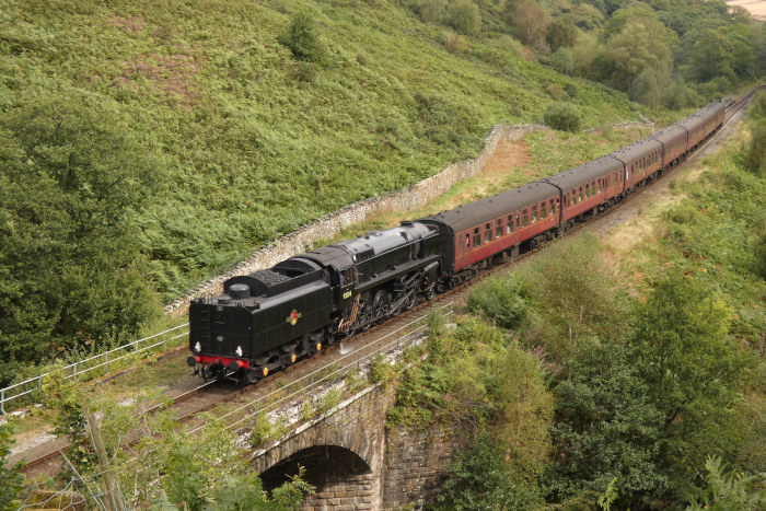 92134&nbsp;Tv mit Zug Pickering&rarr;Whitby im Water Ark-Tal, um 13:02h am 28.08.2024