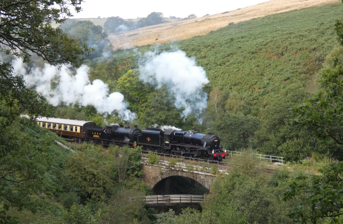 44806 + 2392 (die fast im Leerlauf mitläuft...) vor dem Moorlander-Diner Pullmanwagen-Zug bei Thomason Foss / Water Ark, um 12:48h am 29.08.2024