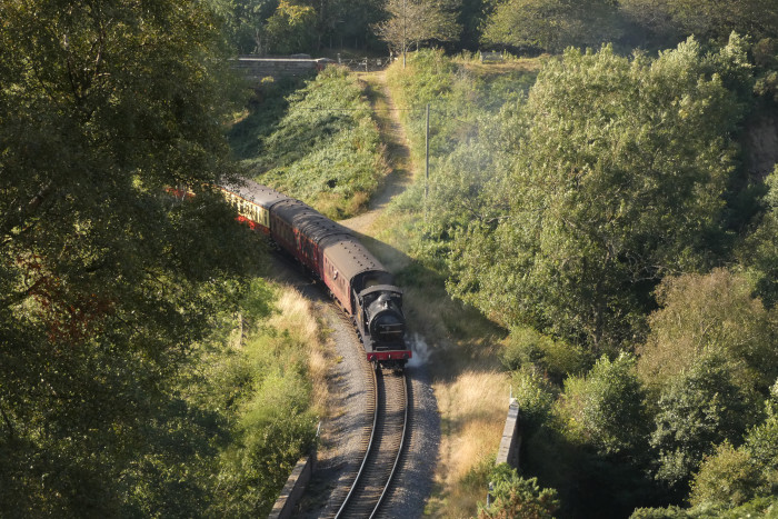2392 mit Zug Grosmont&rarr;Pickering in der Darnholm-Kurve, fotografiert vom Aussichtshang oben am footpath, um 17:03h am 29.08.2024