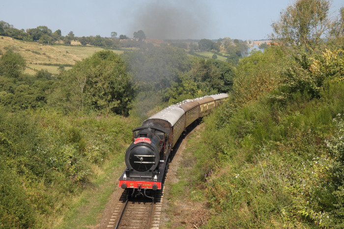 2392 vorn vorm Mittags Diner-Zug Grosmont&rarr;Pickering, fotografiert direkt von der ersten Feldwegbrücke bei Esk Valley / Green End, um 12:39h am 30.08.2024,...