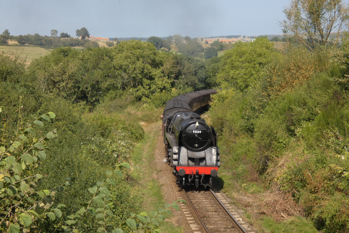 92134 mit Zug Whitby&rarr;Pickering, an der ersten Feldwegbrücke hinter Esk Valley bei Green End, um 13:35h am 30.08.2024