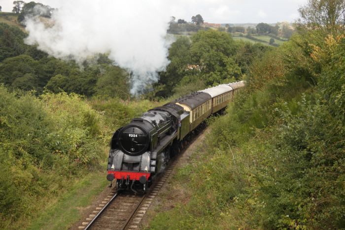 92134 mit Moorlander Pullmanwagen- Diner-Zug vor der ersten Feldwegbrücke hinter Esk Valley bei Green End, um 12:44h am 31.08.2024
