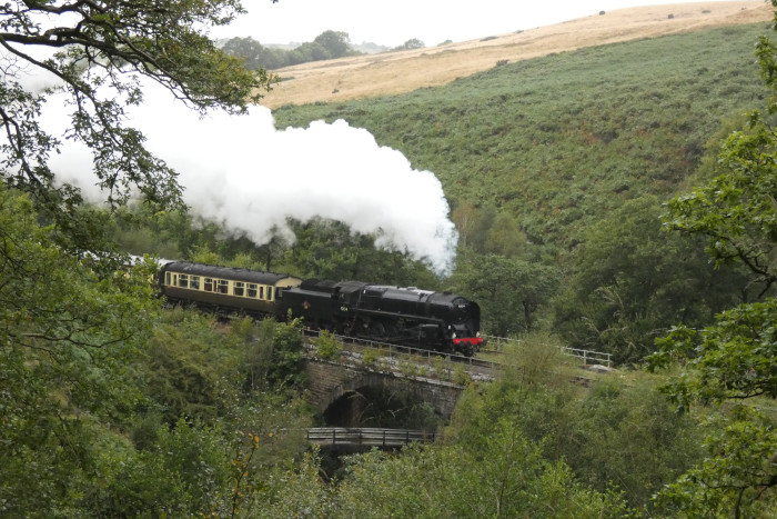 92134 mit Moorlander-Diner -Zug (Grosmont&rarr;Pickering, aus Pullmanwagen) bei Thomason Foss / Water Ark, um 12:45h am 01.09.24
