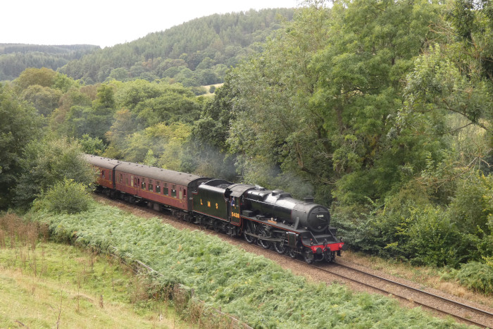 5428 mit Zug Pickering&rarr;Whitby kurz vor der oberen Feldwegbrücke (in anderer Richtung als die &bdquo;zweite&ldquo; bezeichnet) bei Green End, um 12:59h am 04.09.2024