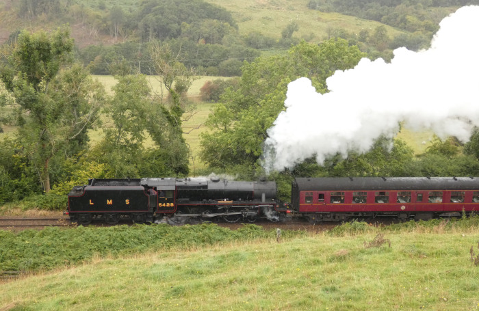 5428&nbsp;Tv mit Zug aus Whitby Richtung Pickering, nun auch mal zur Abwechslung...;-) im Regen aufgenommen, hinter der 2.Brücke bei Green End, um 14:52h am 04.09.2024