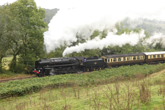 92134 vor dem Moorlander-Pullmanwagen-Diner-Zug, der hinter der 2. Feldwegbrücke bei Green End, um 12:40h am 06.09.2024