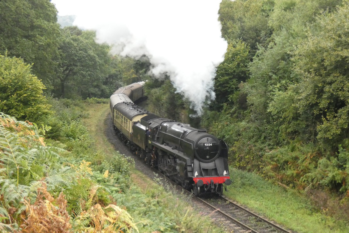 92134 mit Moorlander-Pullmanwagen-Diner-Zug bei Beck Hole im Einschnitt in der Kurve vor der Straßenbrücke, um 12:45h am 07.09.2024