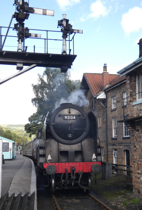 92134 wartet in Grosmont auf ihren (Diesel-) Zug von Whitby, um ihn weiter nach Pickering zu bringen, um 12:55h am 10.09.2024